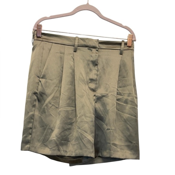Stylish Women's Pleated Shorts in Olive Green - Picture 1 of 4
